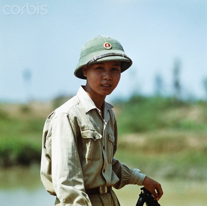 Một anh lính bộ đội Cụ Hồ trên một chuyến phà gần thị xã Vinh 1973. Ảnh. Werner Schulze-dpa-Corbis.